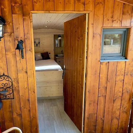 Hotel Superbe Roulotte De Charme Bagnols-en-Forêt Esterno foto