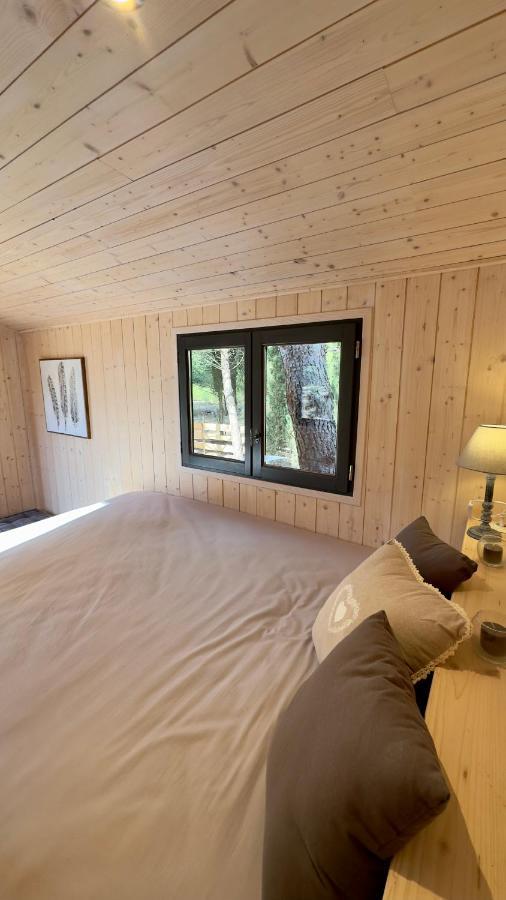 Hotel Superbe Roulotte De Charme Bagnols-en-Forêt Esterno foto