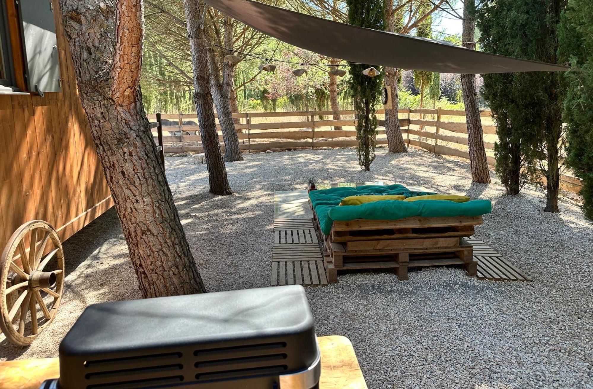 Hotel Superbe Roulotte De Charme Bagnols-en-Forêt Esterno foto