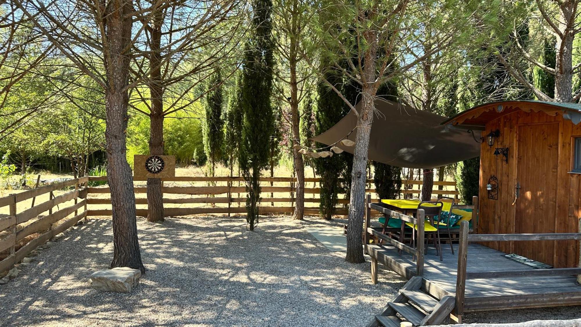 Hotel Superbe Roulotte De Charme Bagnols-en-Forêt Esterno foto